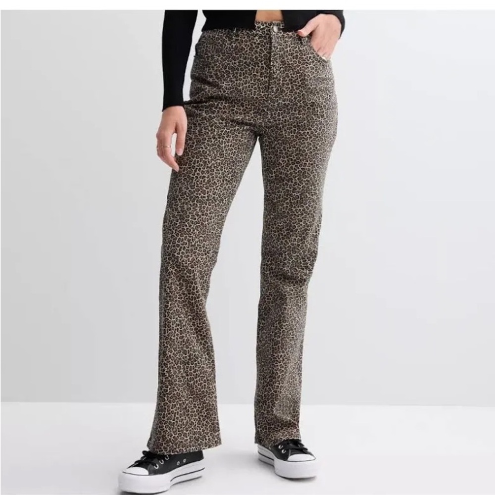 TinselTown High Rise Flare Leopard Print Pants Women’s Size 25 NWT